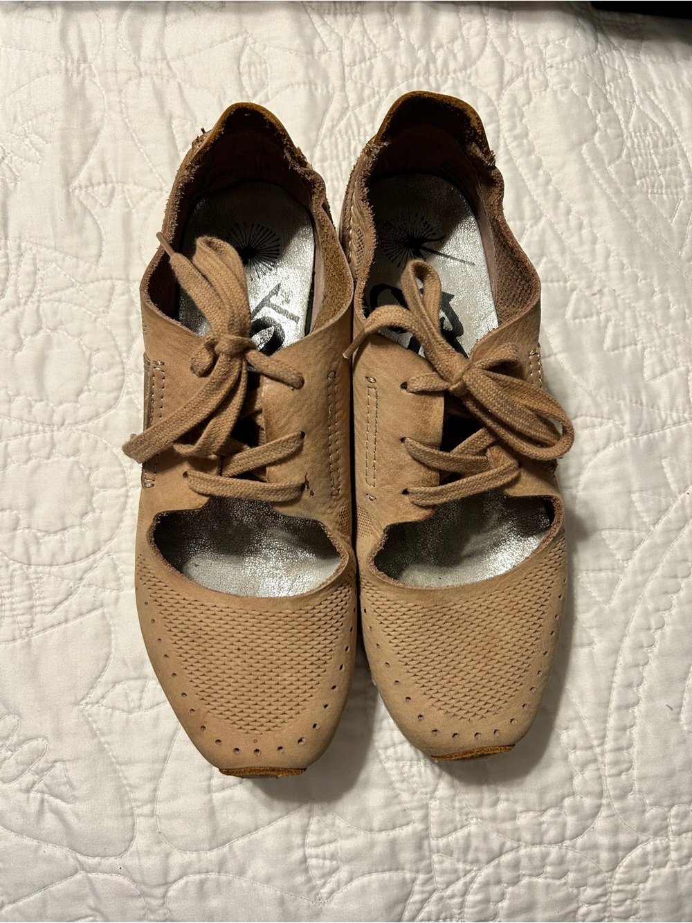 OTBT Women's Tan Lace-Up Cutout Flats